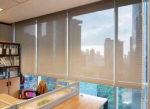 Jual Roller Blind Bahan Solar Screen merek Sharp Point di Makassar. Cocok untuk kantor, hotel, rumah sakit, cafe, dan restoran