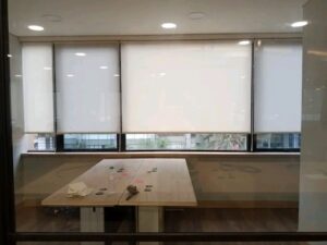 Jual Roller Blind Bahan Dimout Sharp Point original & bergaransi di Makassar. Cocok untuk rumah, kantor, dan area publik indoor