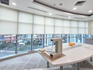 Jual Roller Blind Bahan Dimout Sharp Point original & bergaransi di Makassar. Cocok untuk rumah, kantor, dan area publik indoor